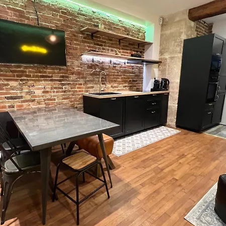 Good Vibes Luxurious Loft In 11th, With Ac & Table Football Apartment